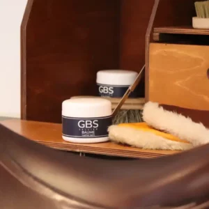 Le kit d'entretien comprend un pot de baume et savon GBS Sellier pour entretien du cuir