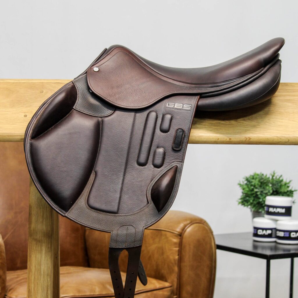 Selle mono-quartier GBS Sellier posée sur un chevalet en bois