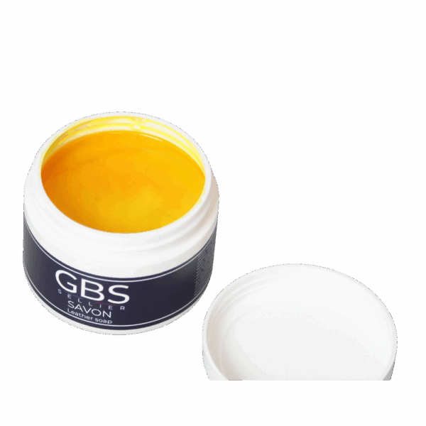 Le kit d'entretien comprend un Savon GBS Sellier ouvert montrant la texture sur fond blanc