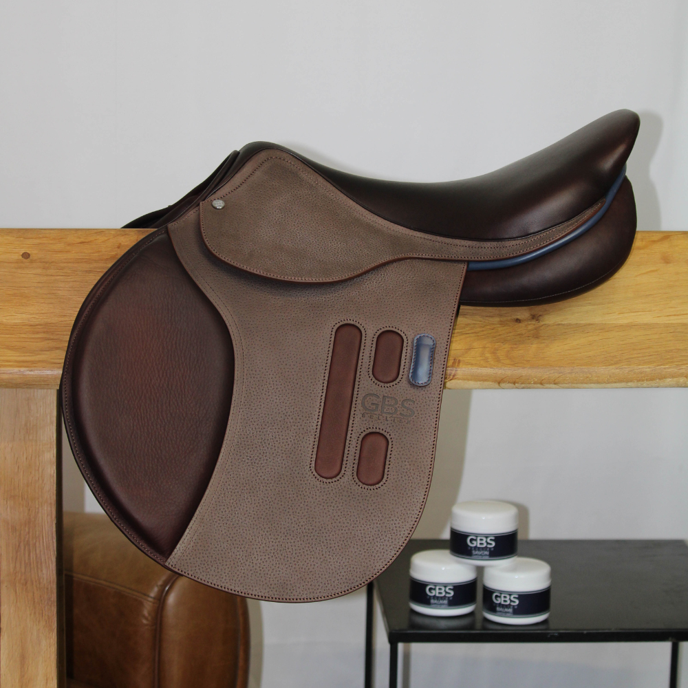 Selle GBS Sellier en cuir chocolat avec double quartier, joint arrière bleu et passant d’étrivière bleu