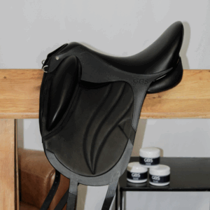 Selle de dressage GBS Sellier noire sur chevalet en bois
