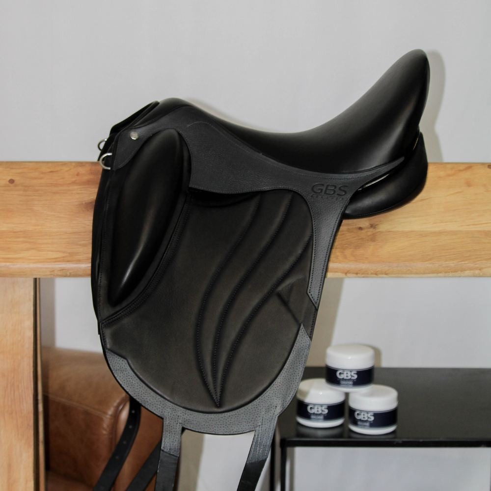 Selle de dressage GBS Sellier noire sur chevalet en bois
